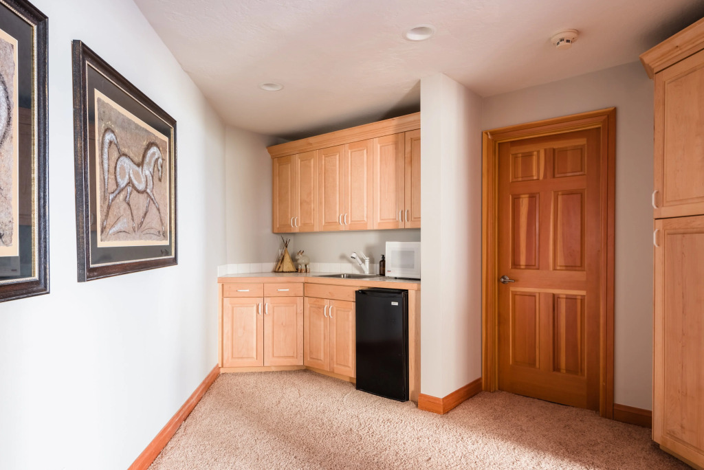 Sleeps 16! Modern Home Mins From Deer Valley! w/ Hot Tub  ❤ by AvantStay