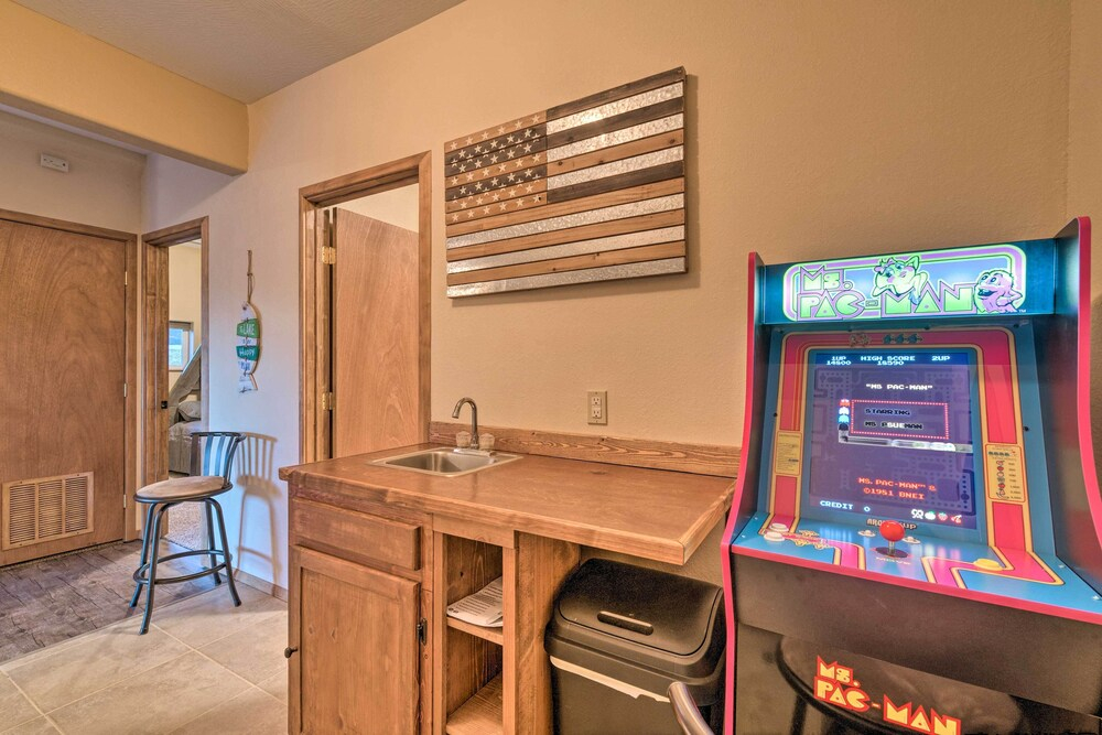 Pet-friendly Branson West Lodge w/ Hot Tub!