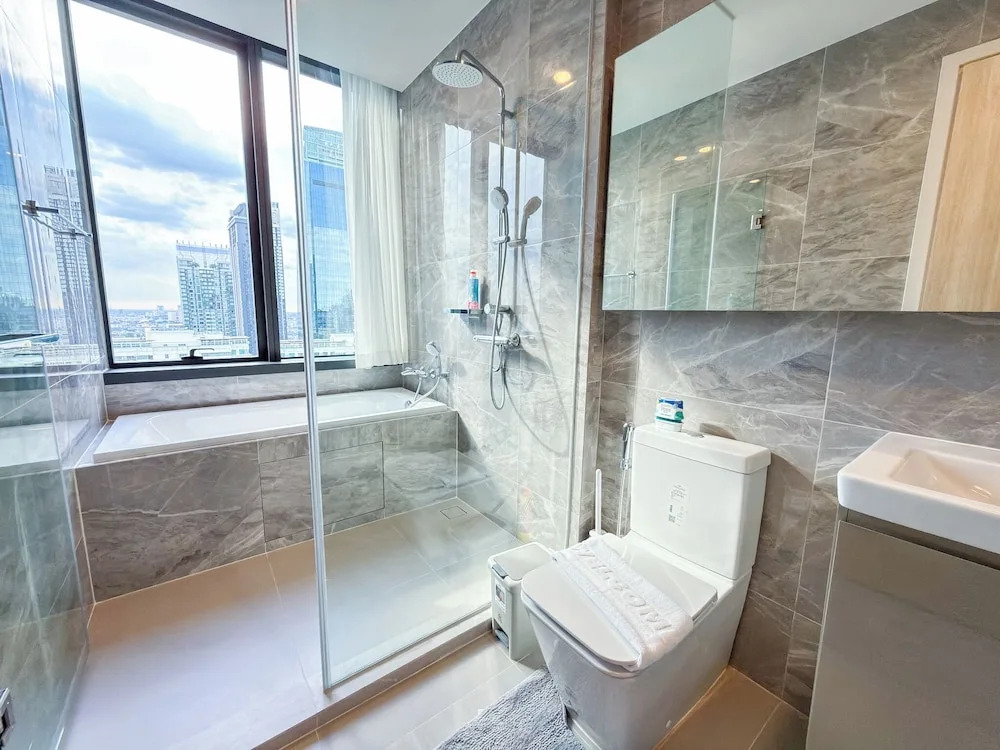 Luxury Downtown Bangkok 2BR 2BA · Sky Pool Gym · 5min Walk to Siam Paragon