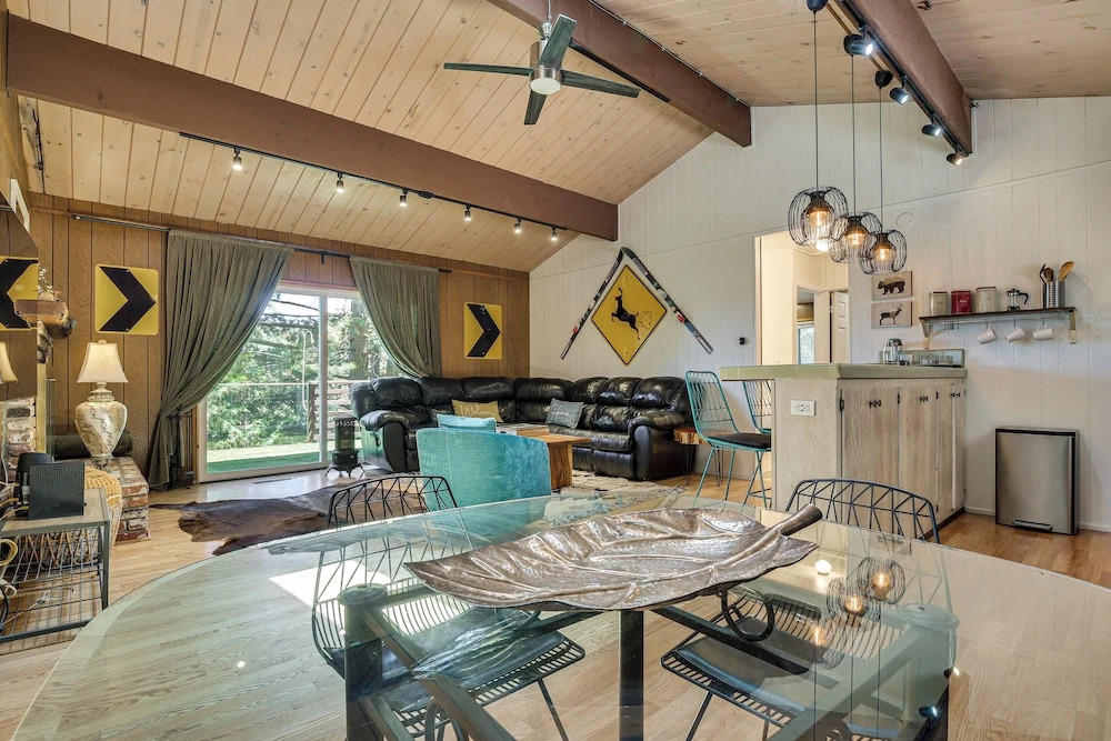 Overlooking Lake Gregory! Crestline Family Cabin