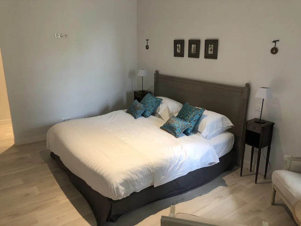 Cottage du chateau for 4 people 90 M- 2 bedrooms 2 bathrooms pool
