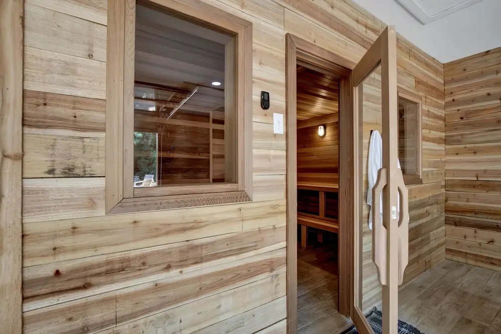 Huge Luxury Home Hot Tub and Sauna 2 mi to Dwntn