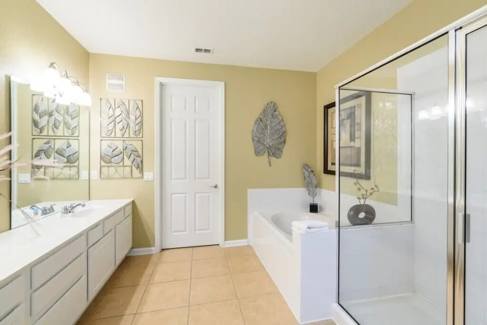Next To Clubhouse With Lake View- Near Occ 4 Bedroom Condo