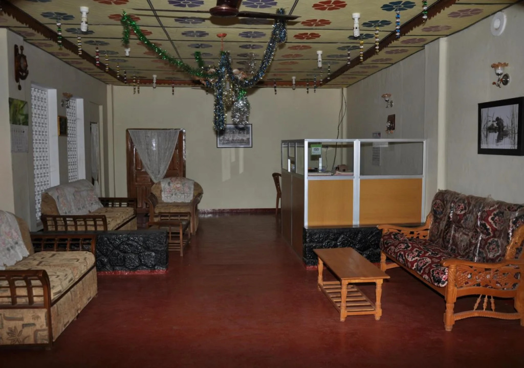 Four Teess Rest Inn