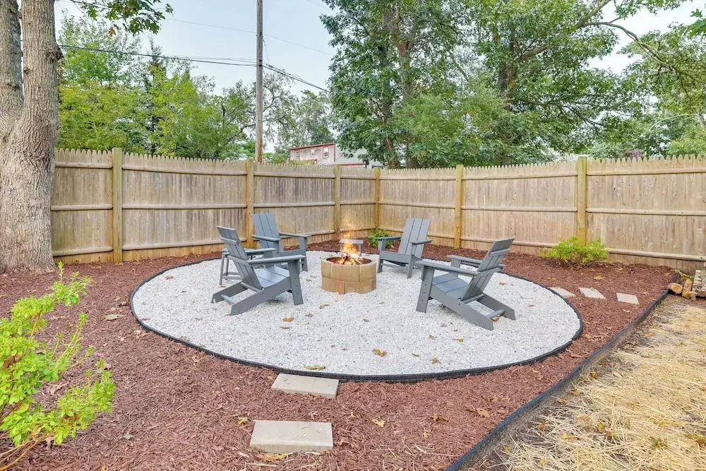 1 Mi to Sand! Mid-cape Chatham w/ Furnished Deck