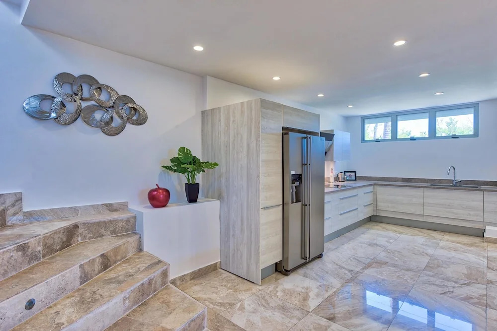 Swanky Caribbean Estate, Ocean Views, Heated Pool, AC, Free Wifi, Ping Pong, Pool Table
