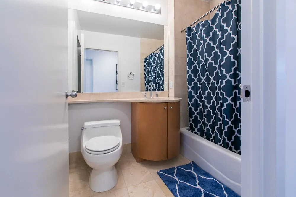 Bright 2 Bedrooms 2 Bathrooms Unit With Balcony
