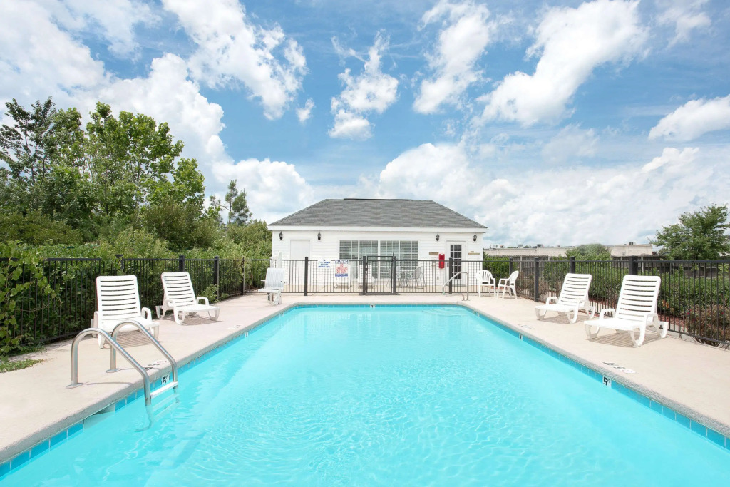 Brentwood Inn & Suites