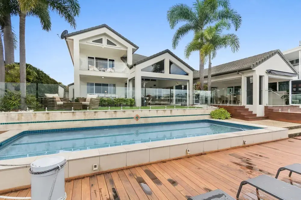 Amazing Canal House with Private Jetty, Gym & Pool