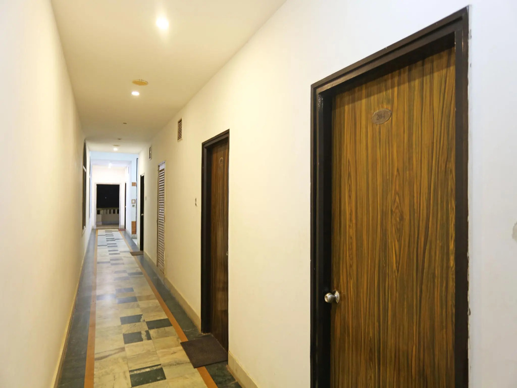 OYO Capital O 5879 Radha Damodar Residency