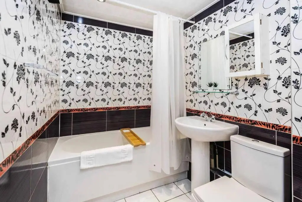 Central 2 Bed 2 Bath Flat with Parking by CozyNest
