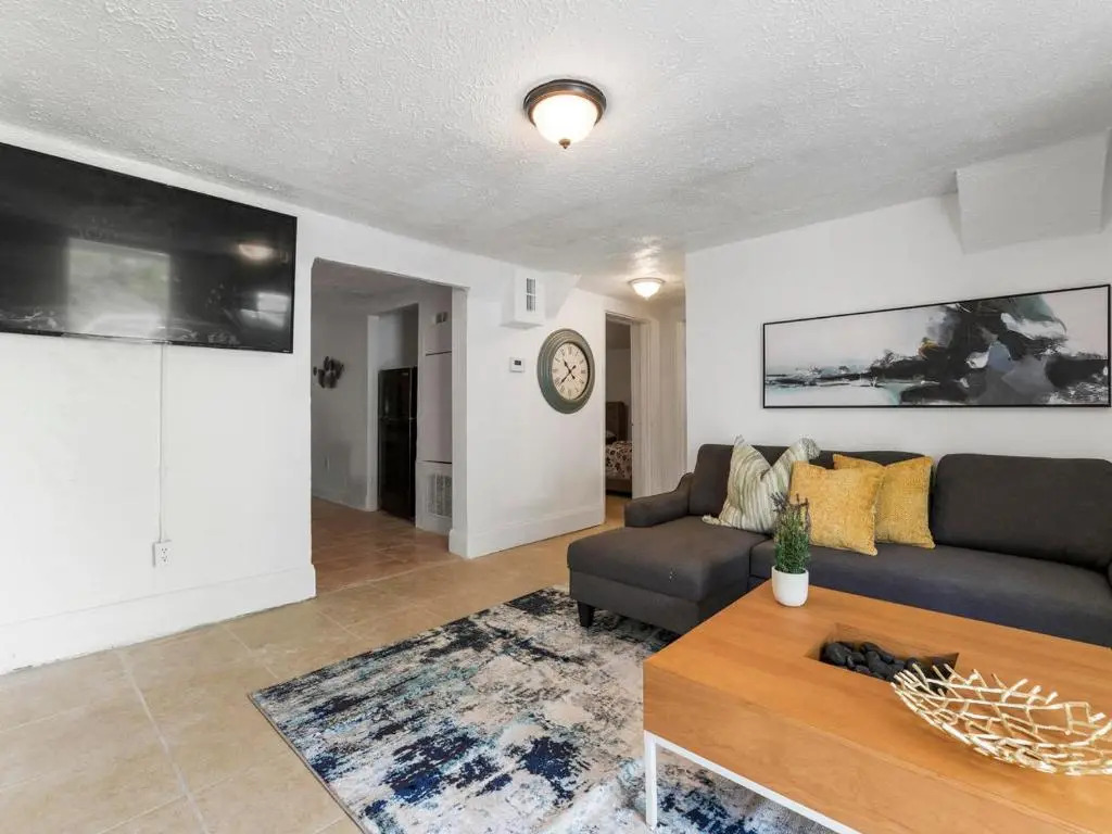 Near Mercedes Benz Stadium Sleeps 10 Coffee, BBQ, AC, Parking