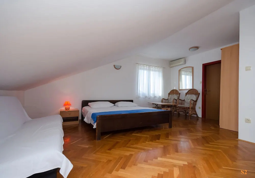 Apartments and Rooms Jaka