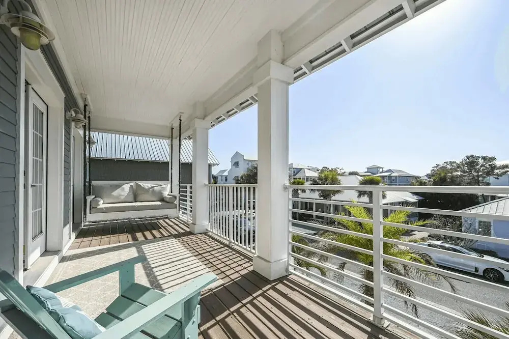All Decked Out by Avantstay Pool & Private Beach Access, Bikes Provided