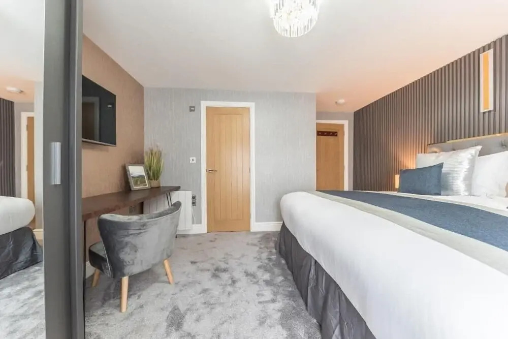 The Old Stamp House Retreat- Three En-suite Bedrooms Central Village Location