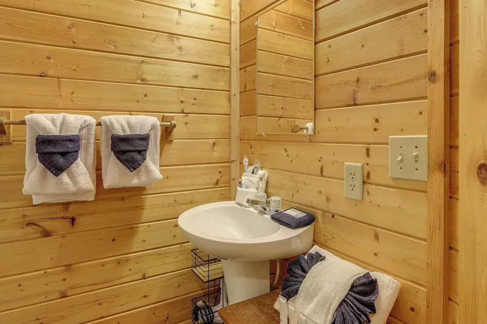 Mountain-view Deck Oasis: Cabin Near Attractions
