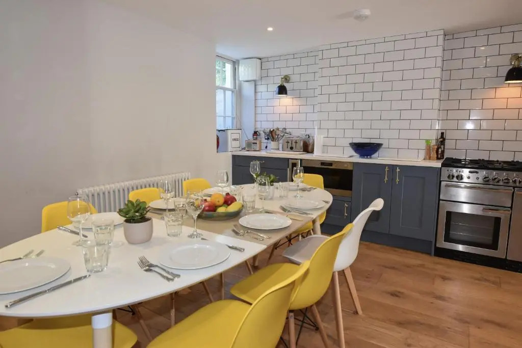 Arden Villa, sleeps 8, moments from the golden sandy beach of Ryde