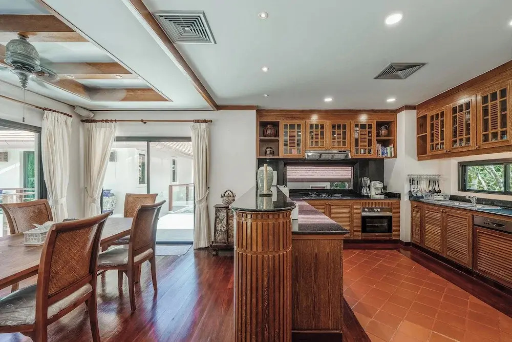 Naiharn 4br Private PoolVilla near Beach