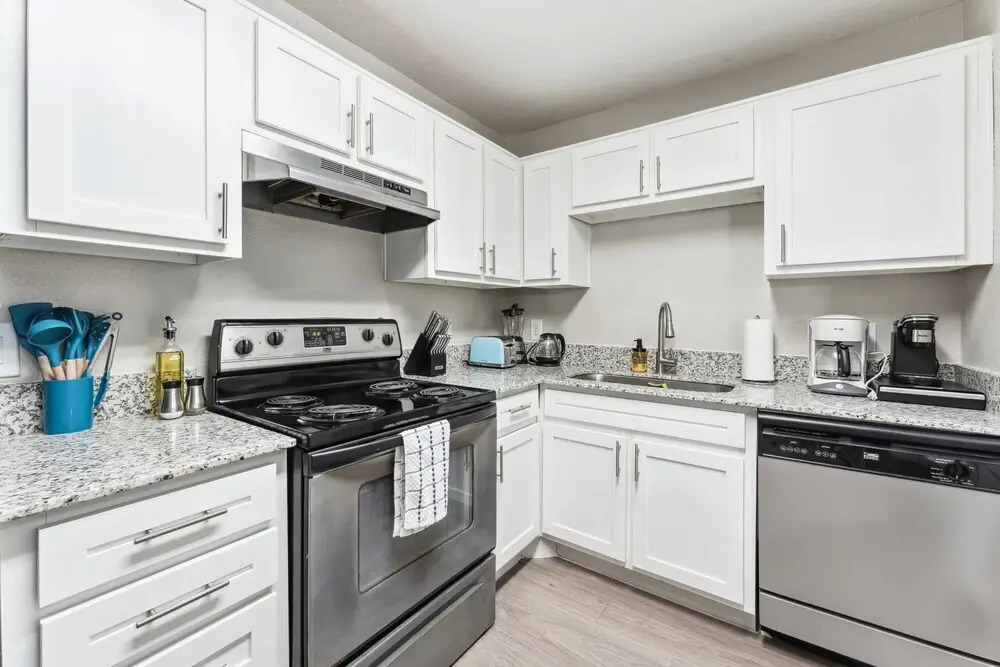 Spacious 2BR King Suites w Pool, Gym, Laundry - Close to Downtown