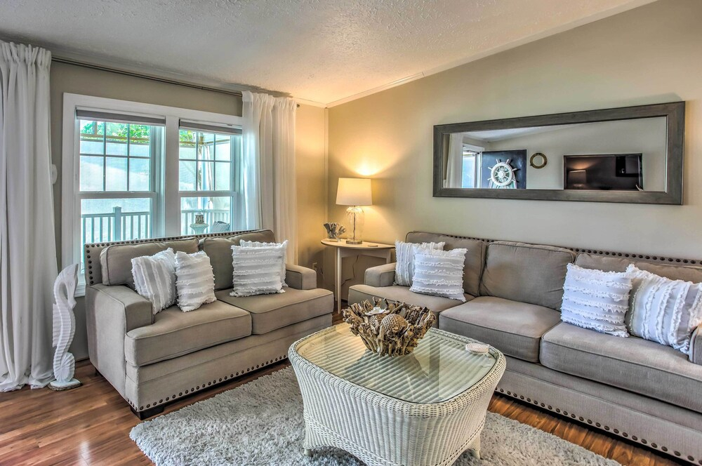 Murrells Inlet Home w/ 2 Screened-in Porches!