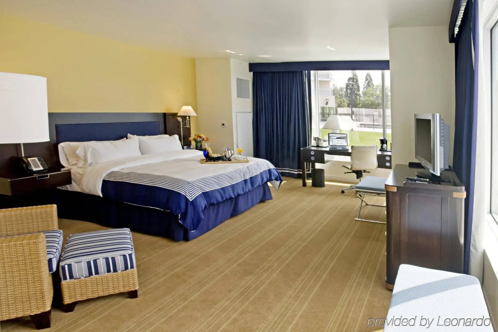 University Plaza Waterfront Hotel
