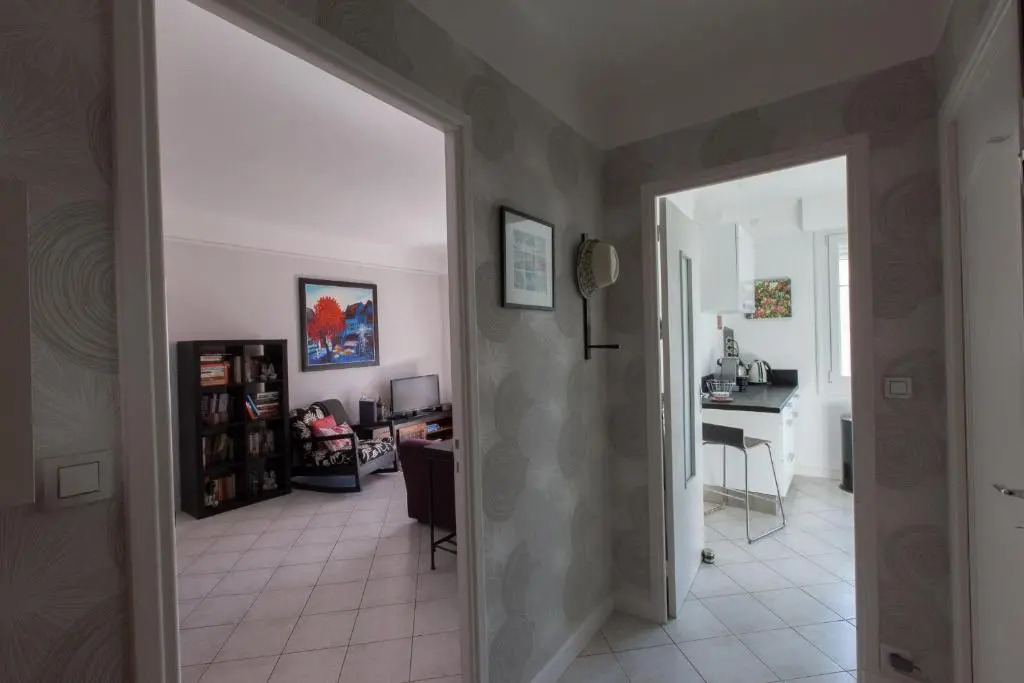 Stunning views from this lovely one bedroom apartment in Cannes only a short walk from the Palais 479