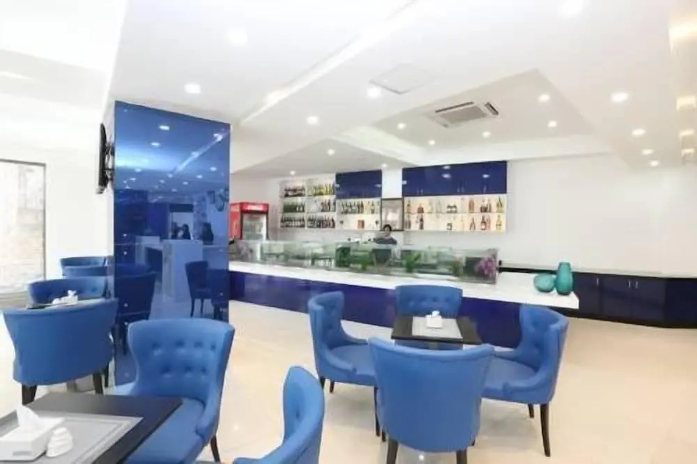 City Hotel & Suites