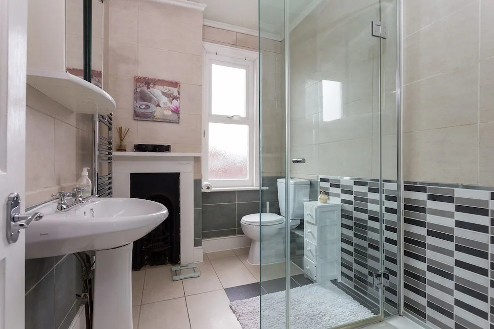 3 Bedroom House In Central Wimbledon