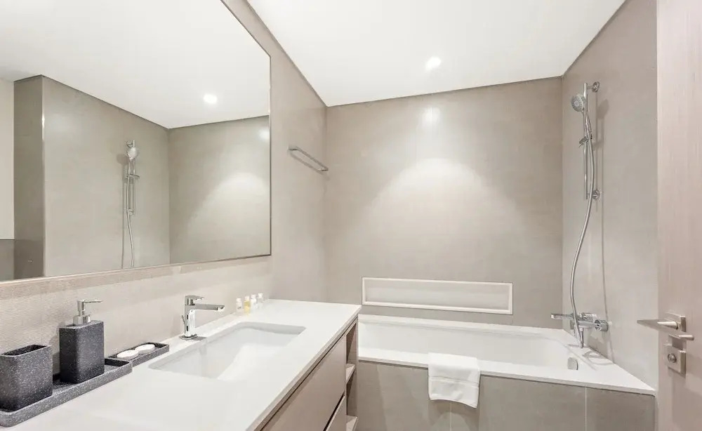 SML Vacation Homes - Sky High Apartments with Burj Khalifa and Dubai Fountain Views at Grande Signature, Downtown Dubai
