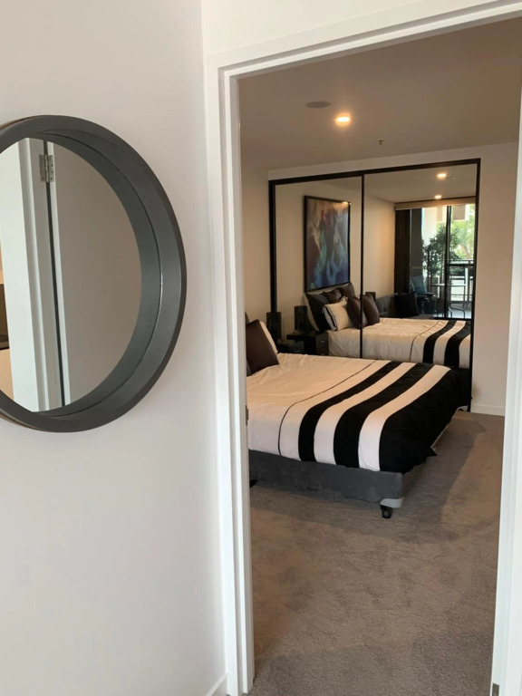 Midnight Luxe 1 BR Executive Apartment in the heart of Braddon Pool Sauna Secure Parking Wine WiFi Netflix