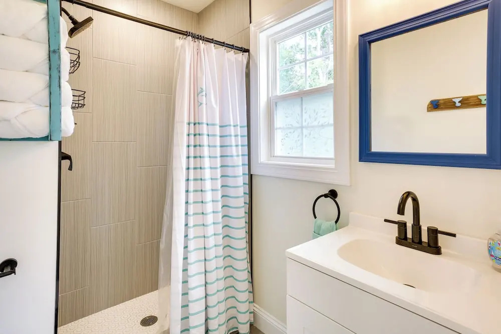 Cozy Cottage: Minutes to Downtown Southport!