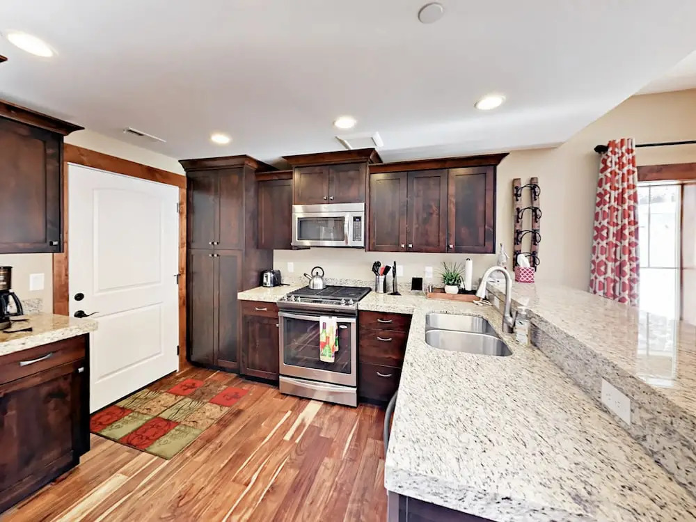 Well-Appointed Gem - 3 Br Townhouse