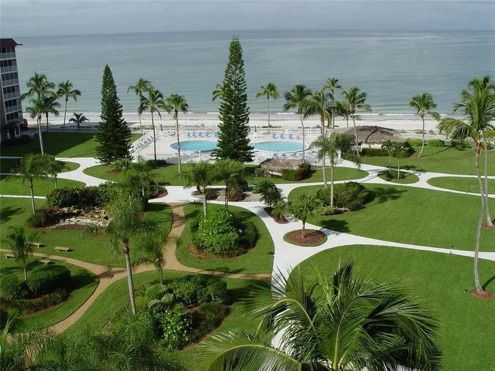 Gulf Front Community Pool 1 Br condo by RedAwning