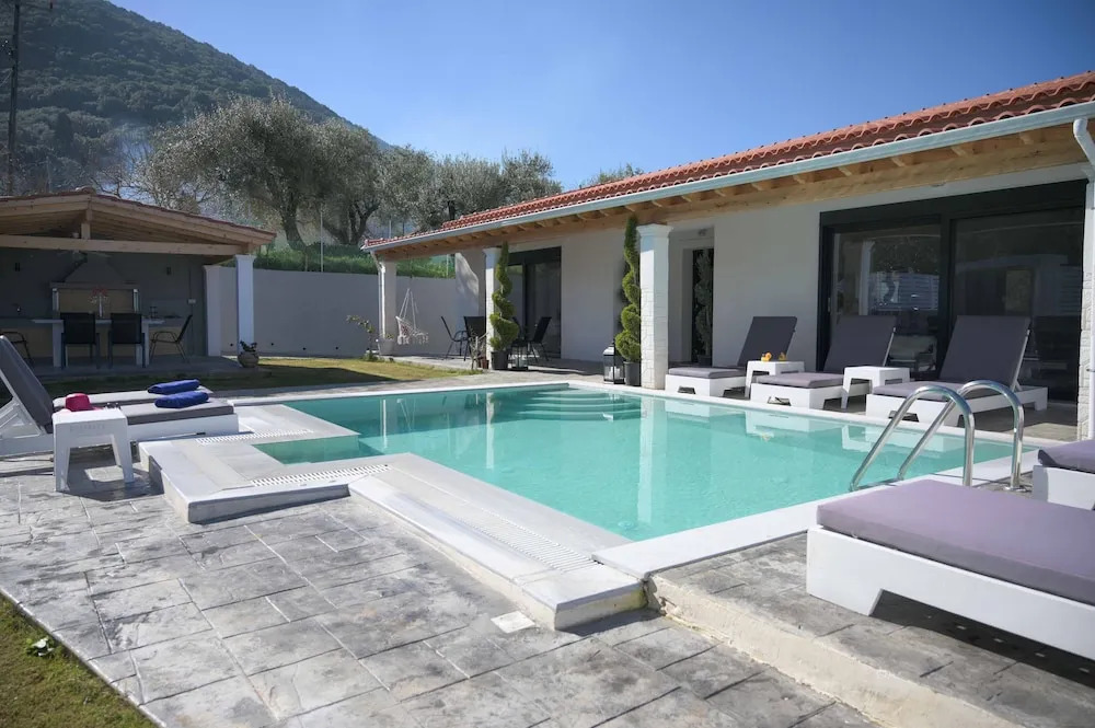 6 Bed Villa - Sleeps 15 - Pets - Pool - Jacuzzi
