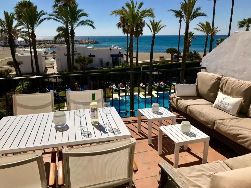 2204-Luxury apt on the beach,new,on duquesa port!