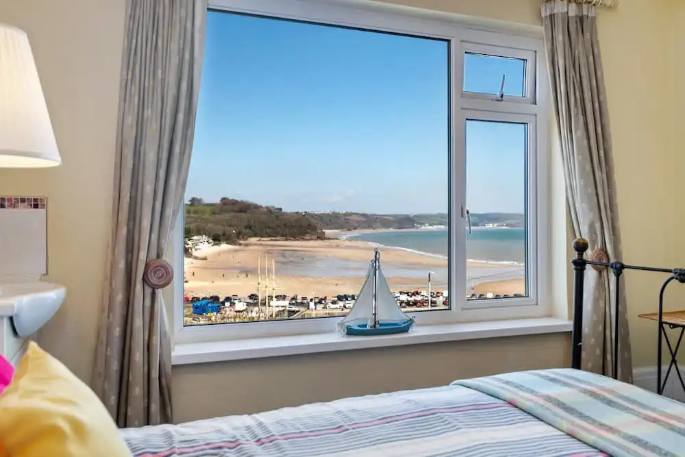 White Sails - Beach and Harbour Views