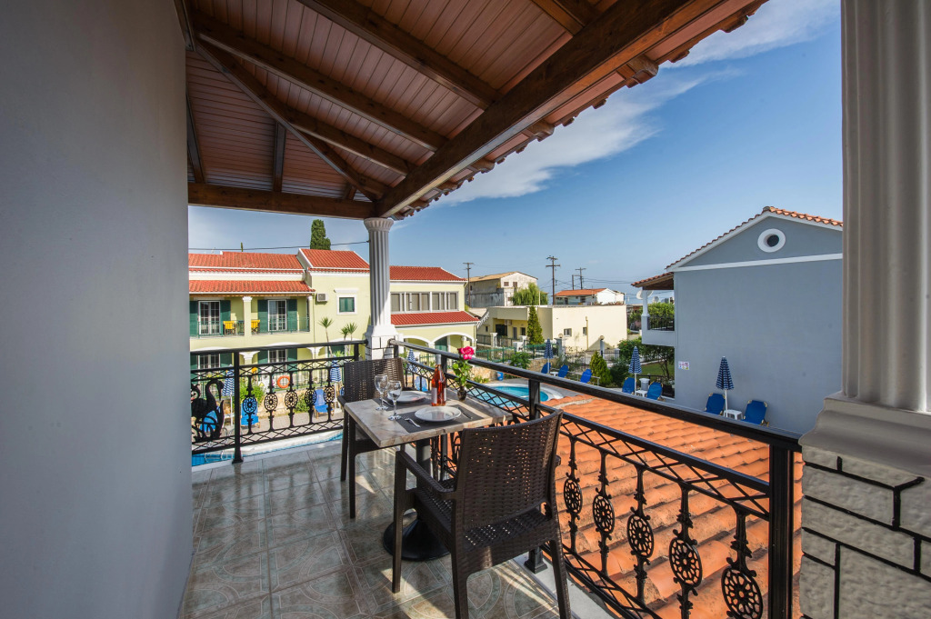 Makis Studios & Apartments