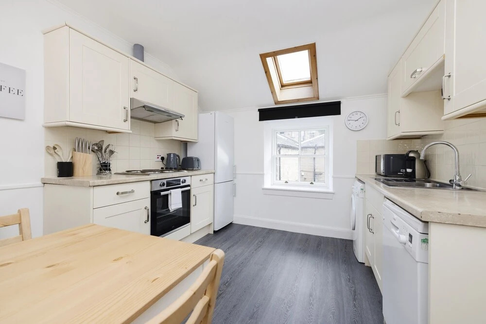 JOIVY Beautiful 2-Br Mews Home, Near Princes Street