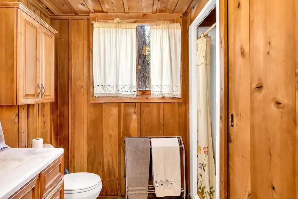 Rustic Knotty Pine - Minutes to the Water!