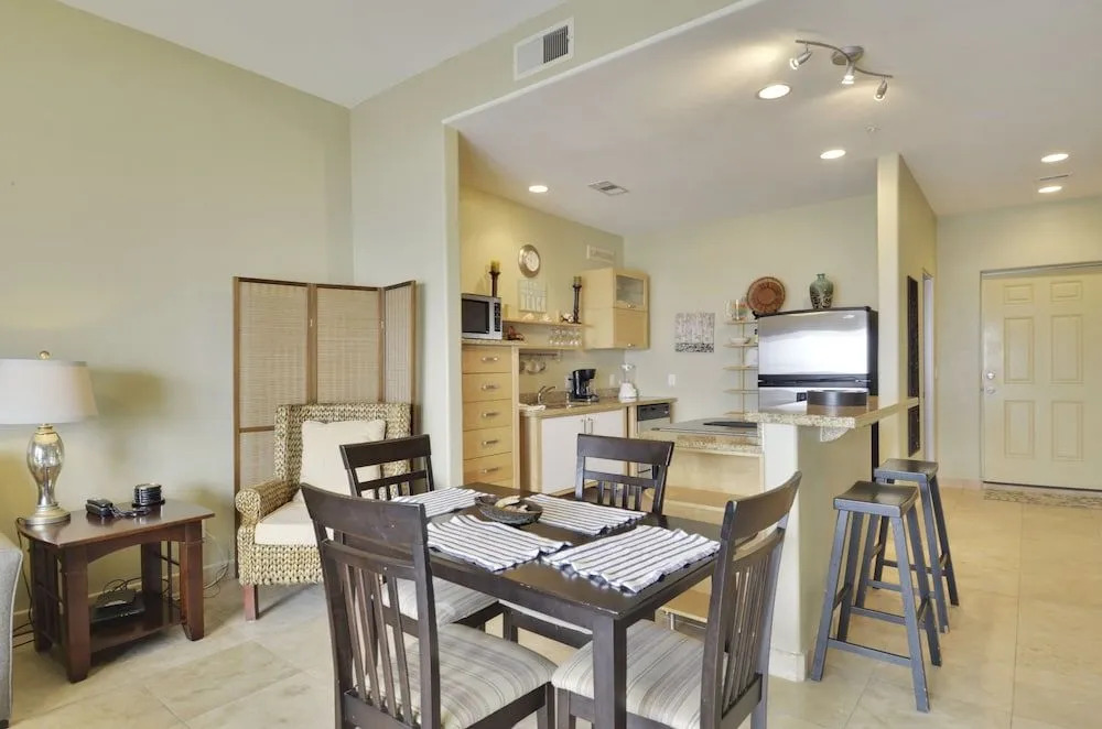 Seawall Condo with Birds Eye Views by RedAwning