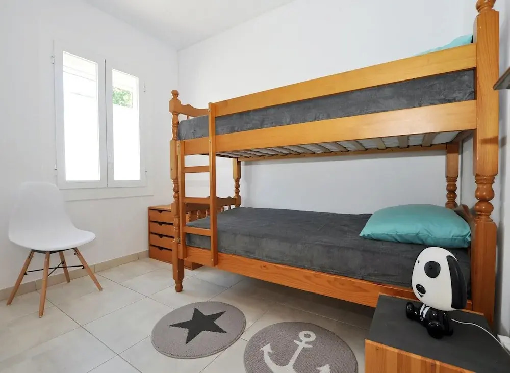 Beachfront Apartment for 6 Persons in Roses