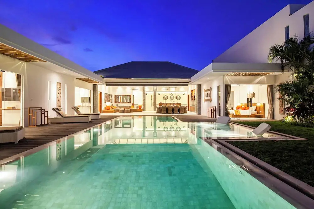 Spectacular 4BR Villa, 400m to Beachfront Elegance