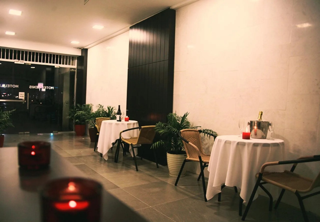 Lenis Hotel