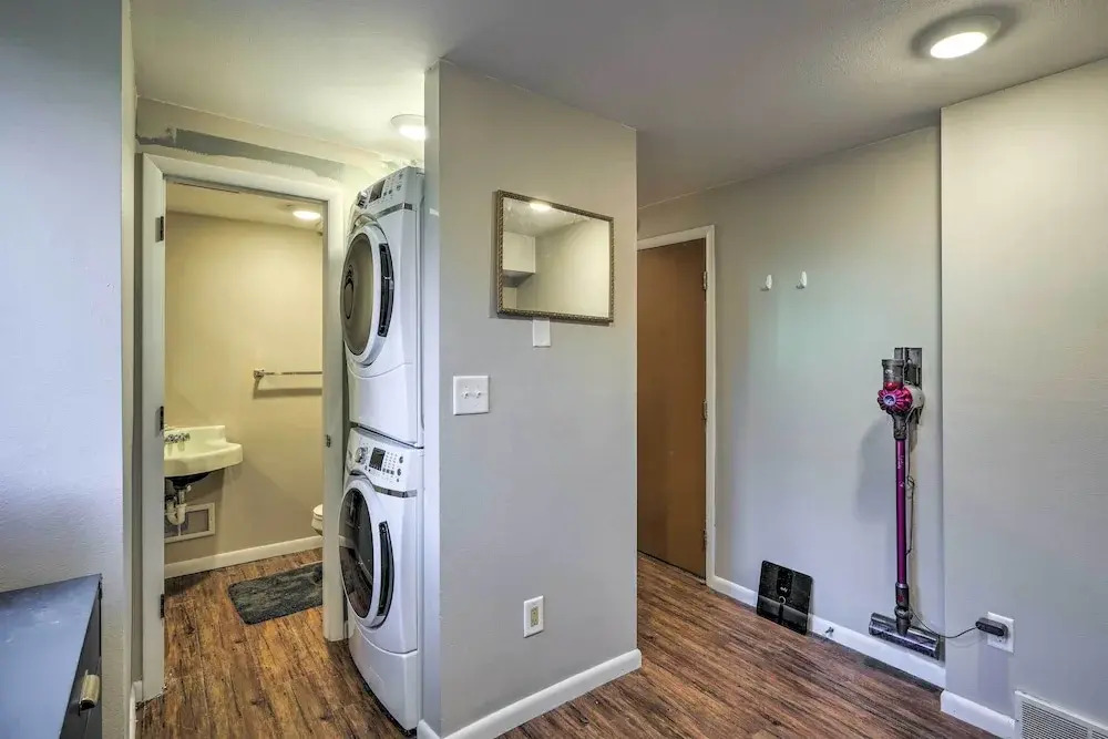 Lovely Iowa City Townhome ~ 3 Mi to Dtwn