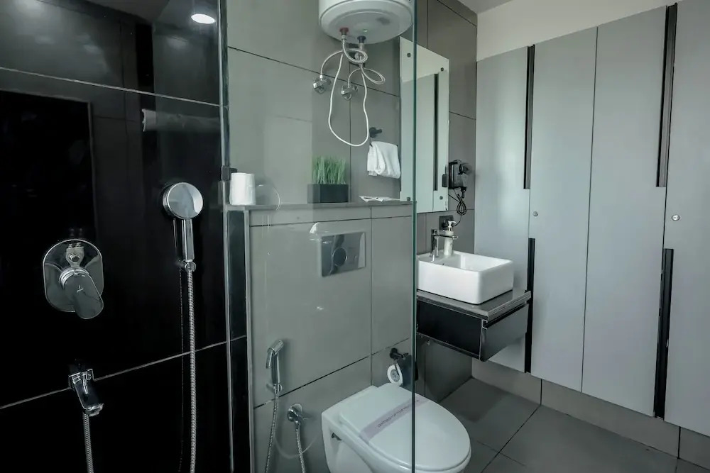BedChambers Luxury Apartment Near Golf course Road