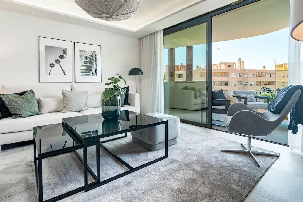 Inf3.3k- Stunning City Apartment Close to Beaches