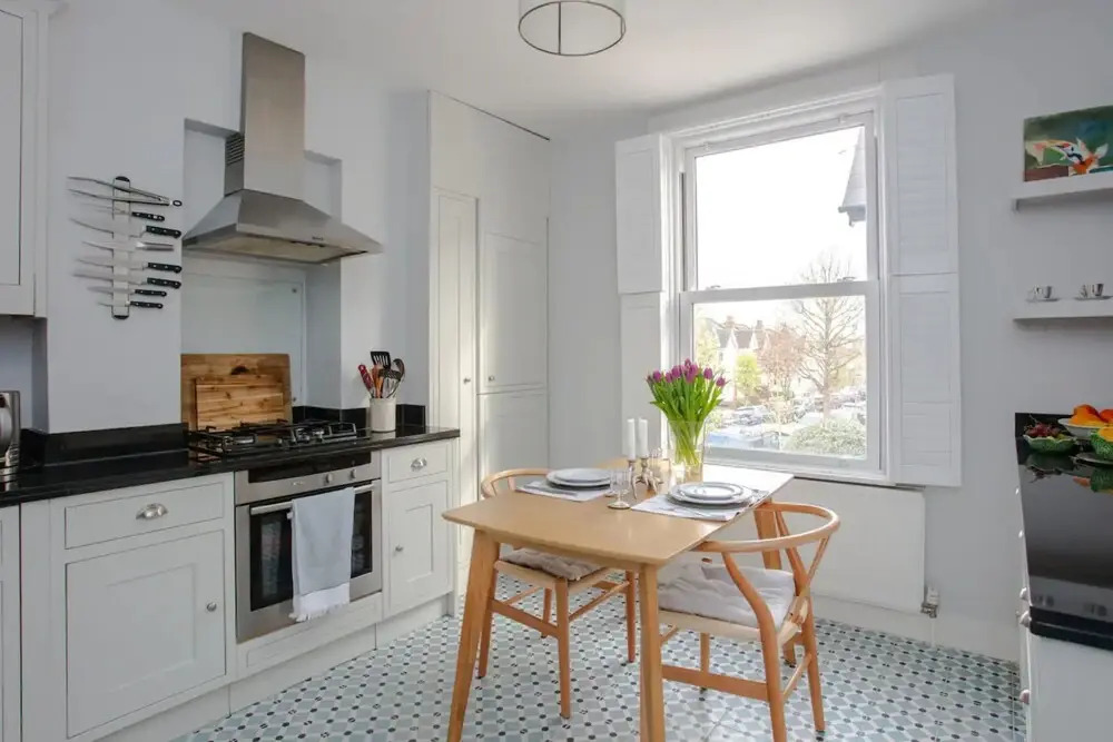 Bright2 Bedroom Apartment With Roof Terrace in Wimbledon