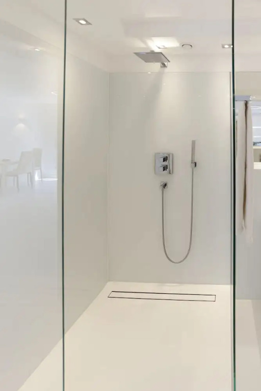 the white design apartment