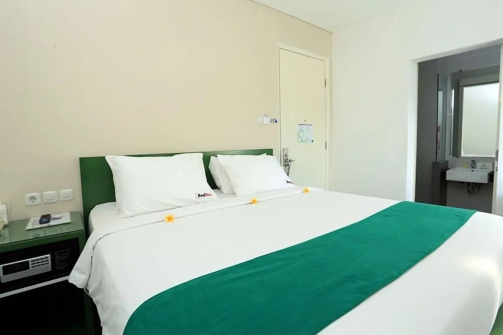 RedDoorz Near Pantai Jerman