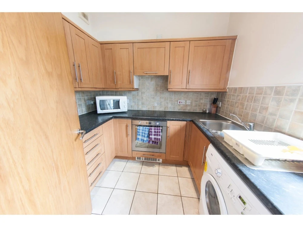 Newly Redecorated 2BR Victoria Docks Flat for 4